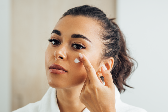 Serum, crema o contorno: el orden correcto para aprovechar cada gota